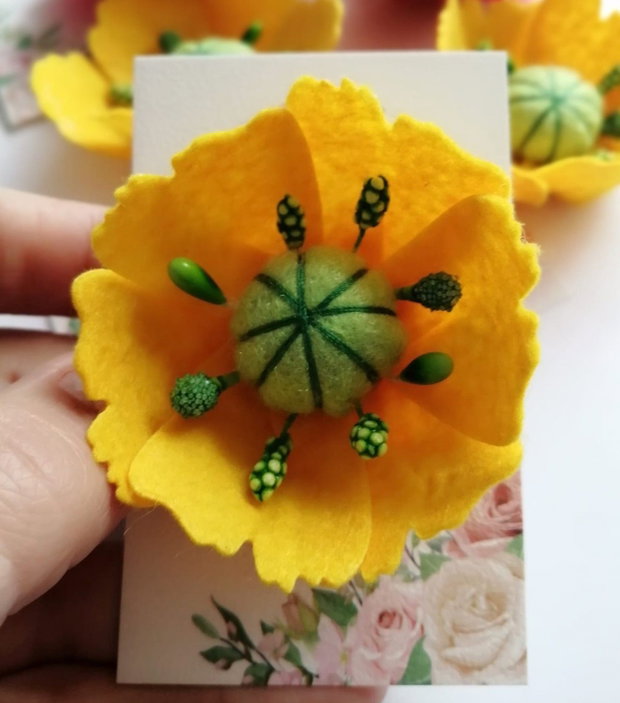 Mărțișoare handmade - flori galbene din fetru