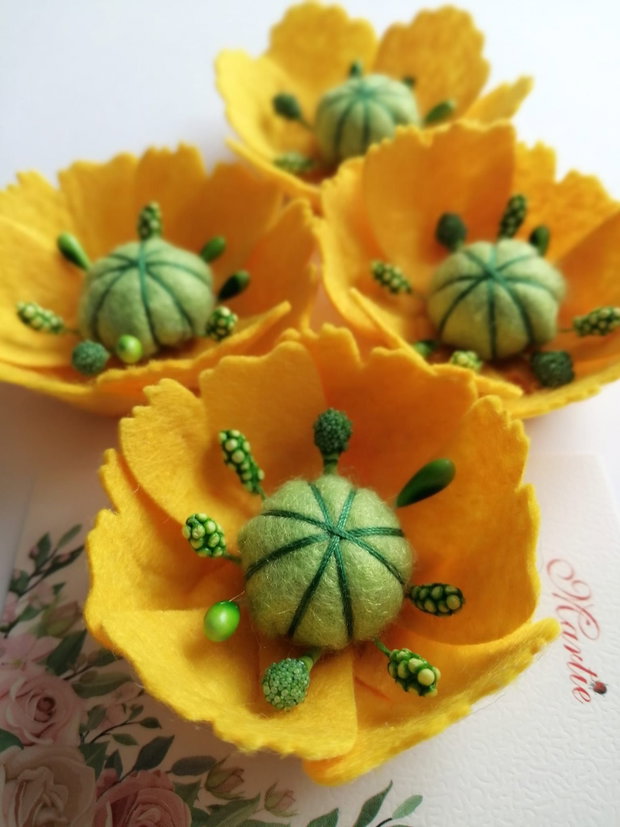 Mărțișoare handmade - flori galbene din fetru