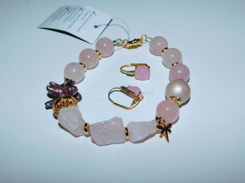 Bratara noua    cuart , perle , elemente   metalice  placate cu aur ,  eticheta  atasata,  cadou cercei noi placati, asortati