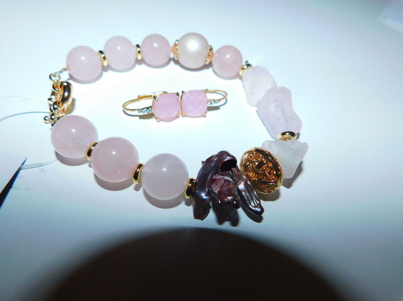 Bratara noua    cuart , perle , elemente   metalice  placate cu aur ,  eticheta  atasata,  cadou cercei noi placati, asortati