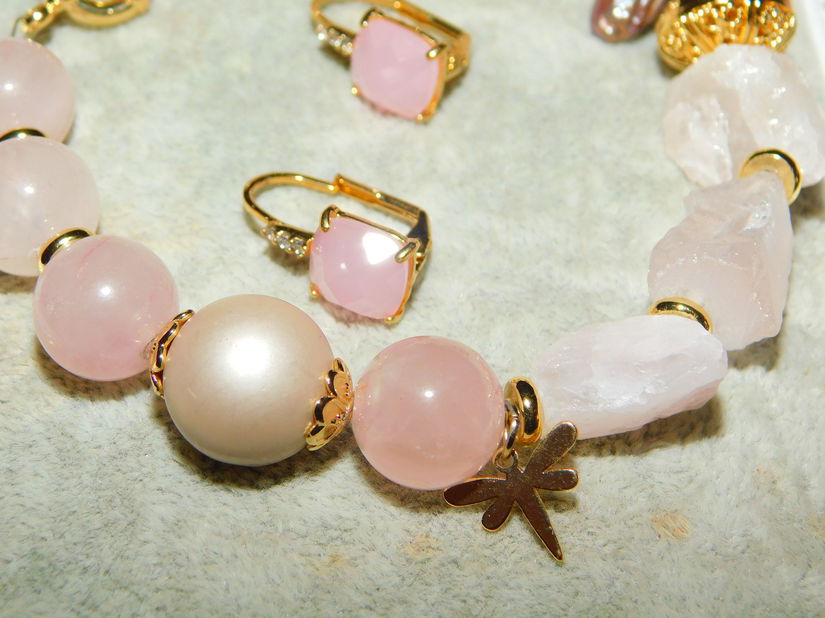 Bratara noua    cuart , perle , elemente   metalice  placate cu aur ,  eticheta  atasata,  cadou cercei noi placati, asortati