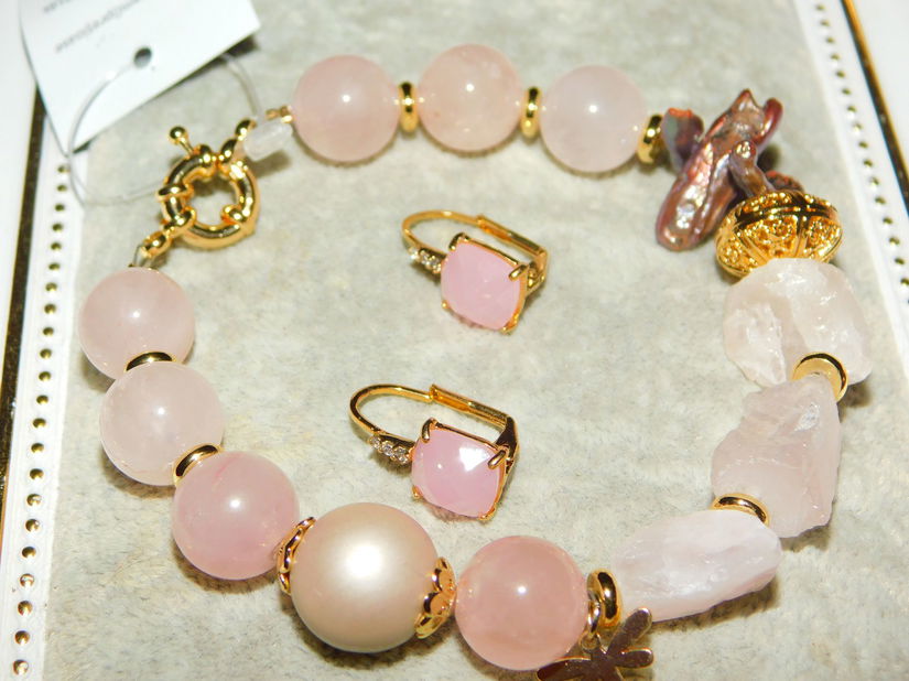 Bratara noua    cuart , perle , elemente   metalice  placate cu aur ,  eticheta  atasata,  cadou cercei noi placati, asortati