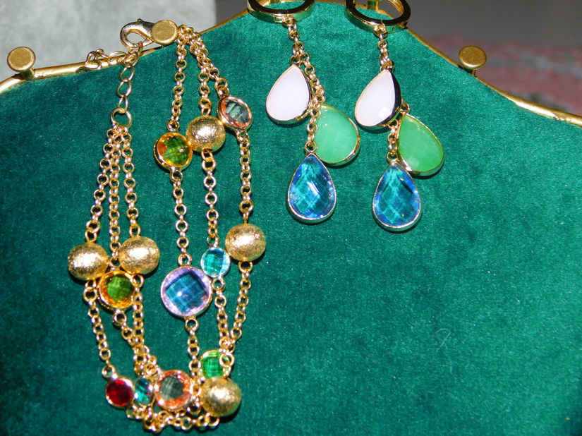 Set nou, bratara si cercei, cristale zirconiou , placare cu aur