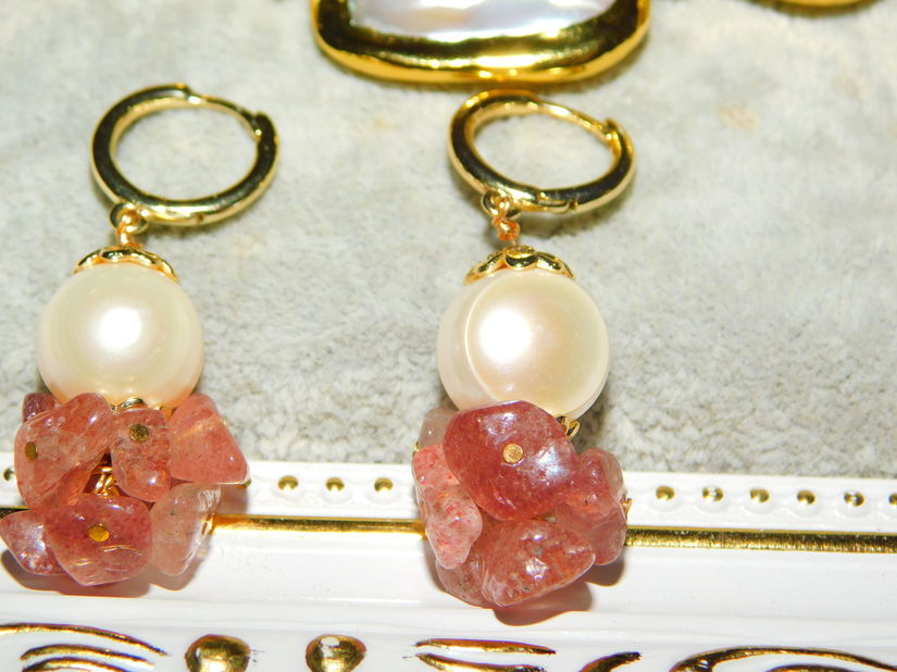 Set deosebit,   bratara  placata ,  sidef,  cercei noi  cuart,  perla,  placati