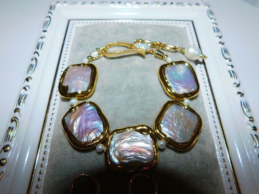 Set deosebit,   bratara  placata ,  sidef,  cercei noi  cuart,  perla,  placati