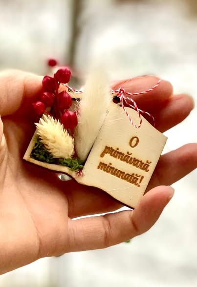 Martisor din lemn cu buchetel de flori si mesaj