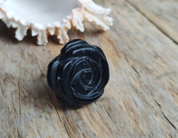 Inel reglabil cu trandafir sculptat in obsidian negru