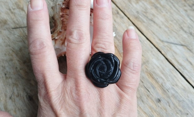Inel reglabil cu trandafir sculptat in obsidian negru