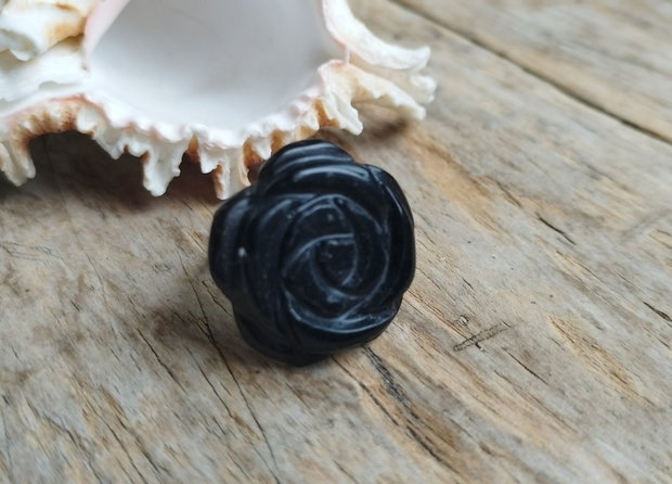 Inel reglabil cu trandafir sculptat in obsidian negru