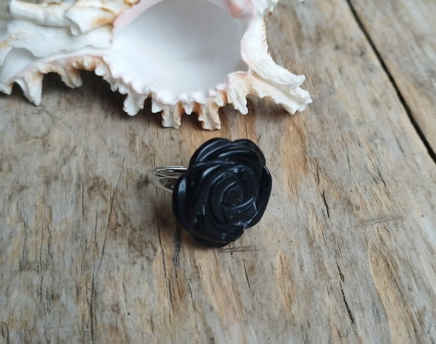 Inel reglabil cu trandafir sculptat in obsidian negru