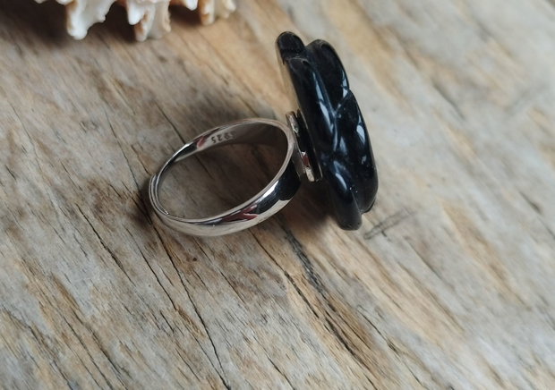 Inel reglabil cu trandafir sculptat in obsidian negru