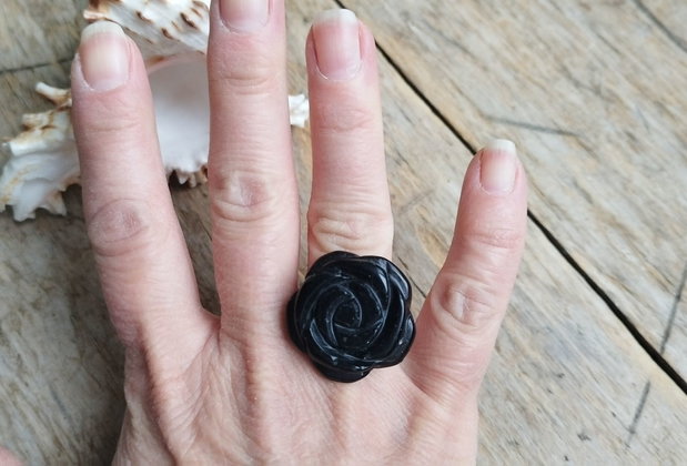 Inel reglabil cu trandafir sculptat in obsidian negru