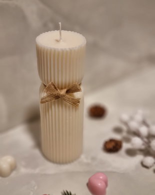 Lumânare decorativă striată, alb crem (ivory), realizată manual