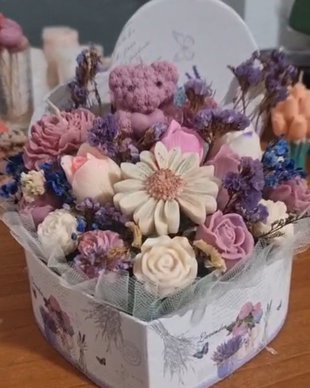 Aranjament floral din ceară de soia