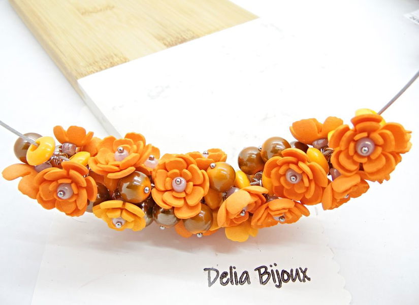 Colier handmade statement cu flori portocalii (cod1379)