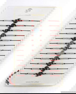 Set 12 Brățări Mărțișor cu Inițiale, Șnur Roșu Reglabil, Bănuț Metalic cu Litere