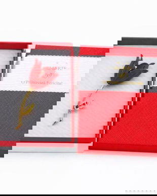 Mărțișor Broșă Lalea Roșie, Design Elegant, Finisaj Auriu, Cutie Cadou