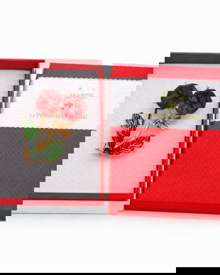 Mărțișor Broșă Cireșe cu Cristale Roșii, Frunze Verzi Emailate, Finisaj Auriu, Cutie Cadou