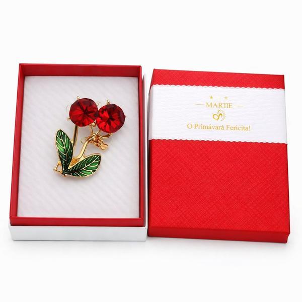 Mărțișor Broșă Cireșe cu Cristale Roșii, Frunze Verzi Emailate, Finisaj Auriu, Cutie Cadou