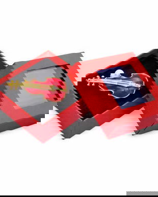 Broșă Mărțișor Vioară Elegantă, Emailată Roșu-Auriu cu Perlă, cu Cutie Cadou Roșie