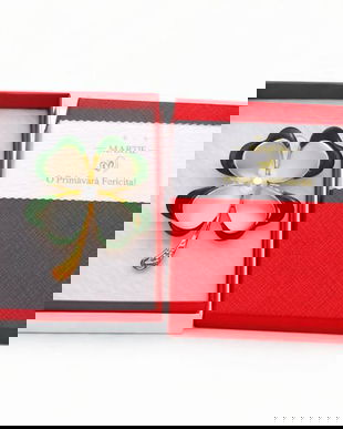 Mărțișor Broșă Trifoi Norocos Verde cu Perlă Centrală, Design Elegant, Cutie Cadou Premium