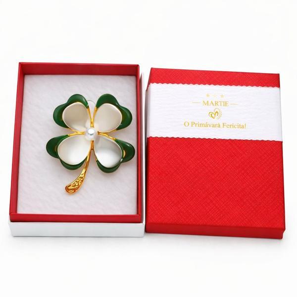 Mărțișor Broșă Trifoi Norocos Verde cu Perlă Centrală, Design Elegant, Cutie Cadou Premium