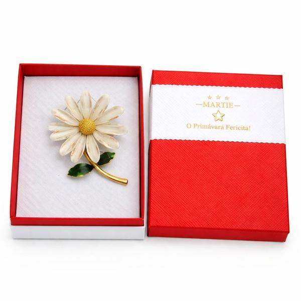 Mărțișor Broșă Margareta Albă cu Frunze Verzi, Finisaj Auriu, Design Elegant