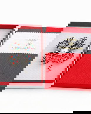 Mărțișor Broșă Trifoi Elegant cu Perlă Centrală și Pietricele Multicolore, Cutie Cadou Premium