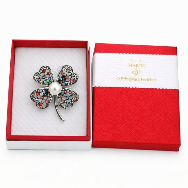 Mărțișor Broșă Trifoi Elegant cu Perlă Centrală și Pietricele Multicolore, Cutie Cadou Premium