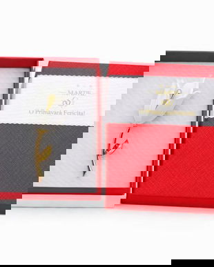 Mărțișor Broșă Floare Albă Elegantă, Design Delicat cu Tulpină Aurie, Cutie Cadou Premium