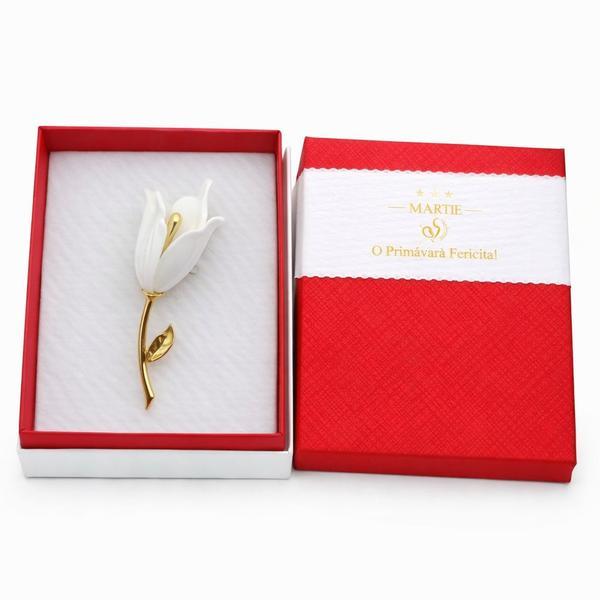 Mărțișor Broșă Floare Albă Elegantă, Design Delicat cu Tulpină Aurie, Cutie Cadou Premium