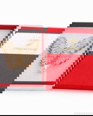 Mărțișor Broșă Fluture Elegant cu Perlă, Design Auriu Delicat, Cutie Cadou Inclusă