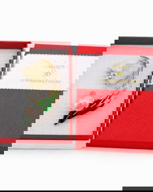 Mărțișor Broșă Floare Elegantă cu Perlă și Frunză Verde, Finisaj Auriu, Cutie Cadou Premium