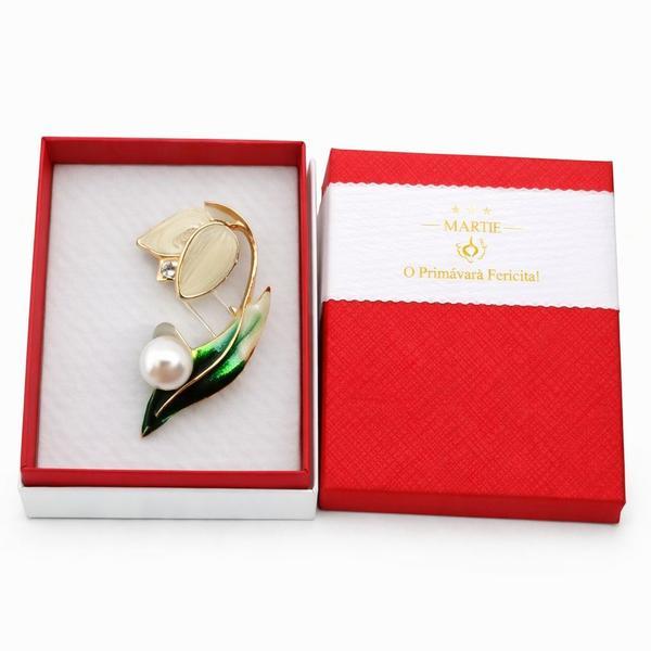 Mărțișor Broșă Floare Elegantă cu Perlă și Frunză Verde, Finisaj Auriu, Cutie Cadou Premium