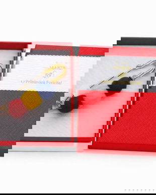 Mărțișor Broșă Tip Ac de Siguranță cu Bile Textile Tricolore, Design Simplu, Cadou 1 Martie, Cutie Premium