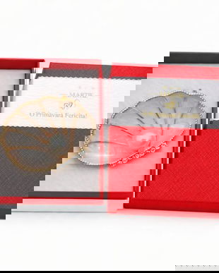 Mărțișor Broșă Scoică Aurie cu Perlă și Cristale, Design Elegant Premium, Cadou 1 Martie, Cutie Elegantă