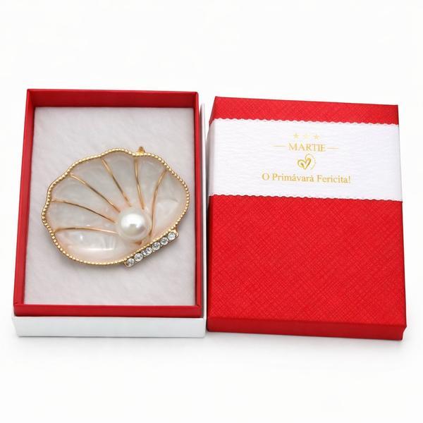 Mărțișor Broșă Scoică Aurie cu Perlă și Cristale, Design Elegant Premium, Cadou 1 Martie, Cutie Elegantă
