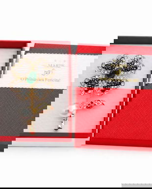 Mărțișor Broșă Aurie cu Floare, Cristale și Perlă, Design Elegant de Primăvară, Cadou 1 Martie, Cutie Premium