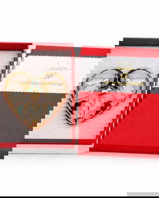 Mărțișor Broșă Aurie &icirc;n Formă de Inimă cu Flori, Design Elegant de Primăvară, Cadou 1 Martie, Cutie Premium