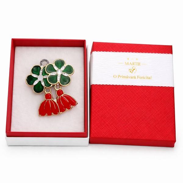 Mărțișor Broșă Aurie cu Flori Verzi și Clopoței Roșii, Design Elegant de Primăvară, Cadou 1 Martie, Cutie Premium