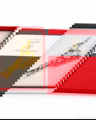 Mărțișor Broșă Metalică Aurie &ndash; Foarfecă și Pieptene, Design Elegant, Cadou 1 Martie, Cutie Premium