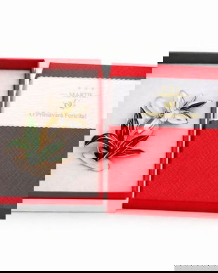 Mărțișor Broșă Florală Aurie cu Email Verde și Alb, Design Elegant de Primăvară, Cadou 1 Martie, Cutie Premium