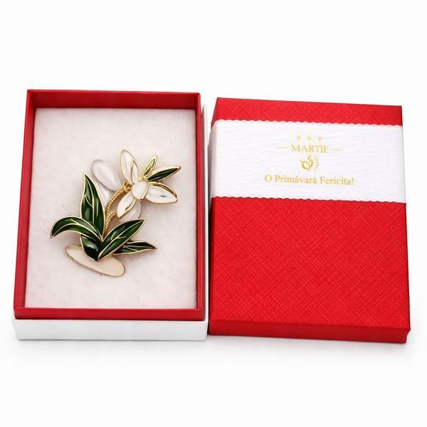 Mărțișor Broșă Florală Aurie cu Email Verde și Alb, Design Elegant de Primăvară, Cadou 1 Martie, Cutie Premium