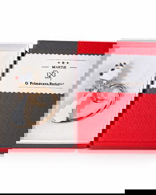 Broșă Elegantă Pisică Albă cu Fundiță și Cristale, Finisaj Auriu, Accesoriu Delicat, Cutie Cadou