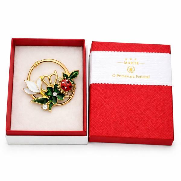 Mărțișor Broșă Aurie cu Buburuză și Flori, Design Elegant de Primăvară, Cadou 1 Martie, Cutie Premium