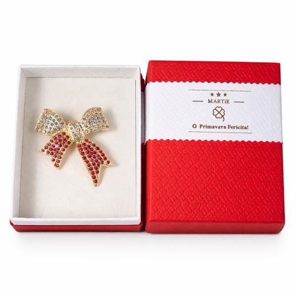 Broșă Mărțișor Fundiță Elegantă, Cristale Roșii și Argintii cu Finisaj Auriu