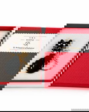 Broșă Mărțișor Pisică Neagră Elegantă cu Accente Aurii și Perlă