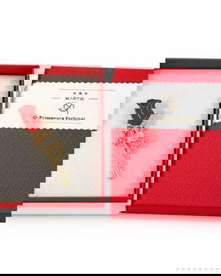 Broșă Mărțișor Trandafir Roșu Elegant cu Perlă și Cristale