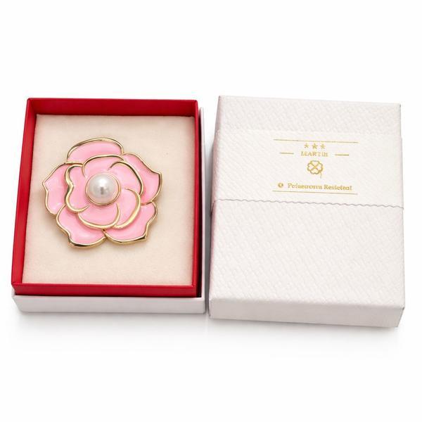 Broșă Mărțișor Floare Roz cu Perlă Centrală și Finisaj Auriu