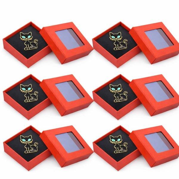 Set 6 Broșe Mărțișor cu Pisică, Ambalate &icirc;n Cutie Cadou Roșie, Simbol Primăvară
